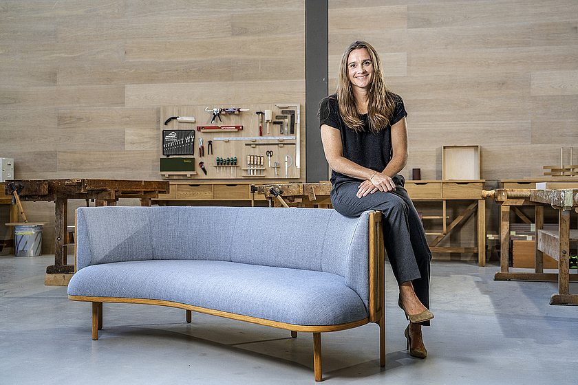 Rikke Frost auf Sideway Sofa für Carl Hansen & Son