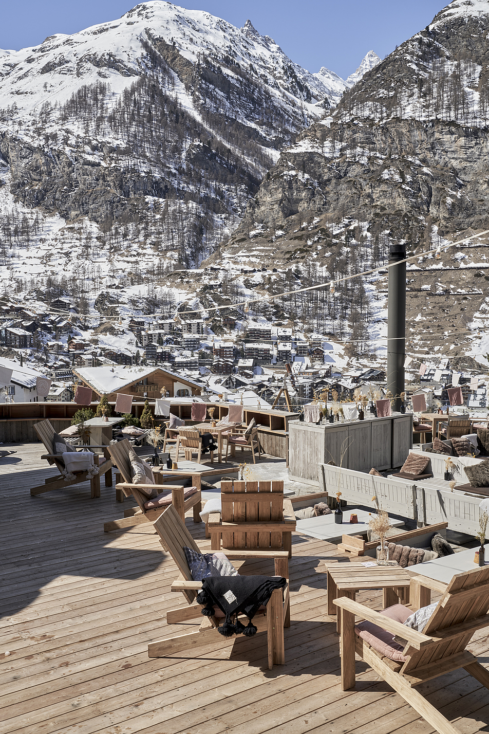 Terrasse mit Blick auf Bergkulisse