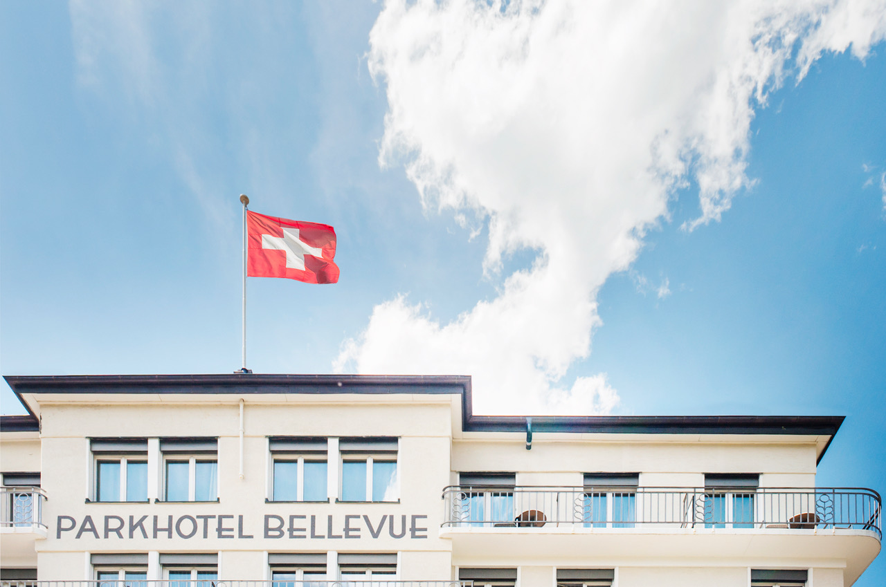 Parkhotel Bellevue & Spa Adelboden Außensicht blauer Himmel